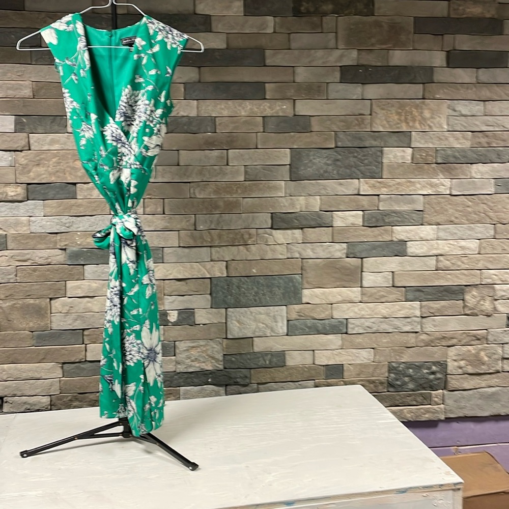 Jessica Howard dress size 4P 
Excellent condition. 
Beautiful silky material.